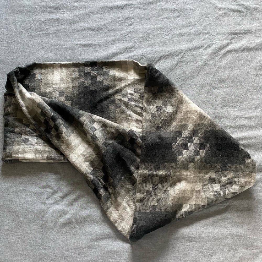 Black and grey checkered wrap scarf (one size)